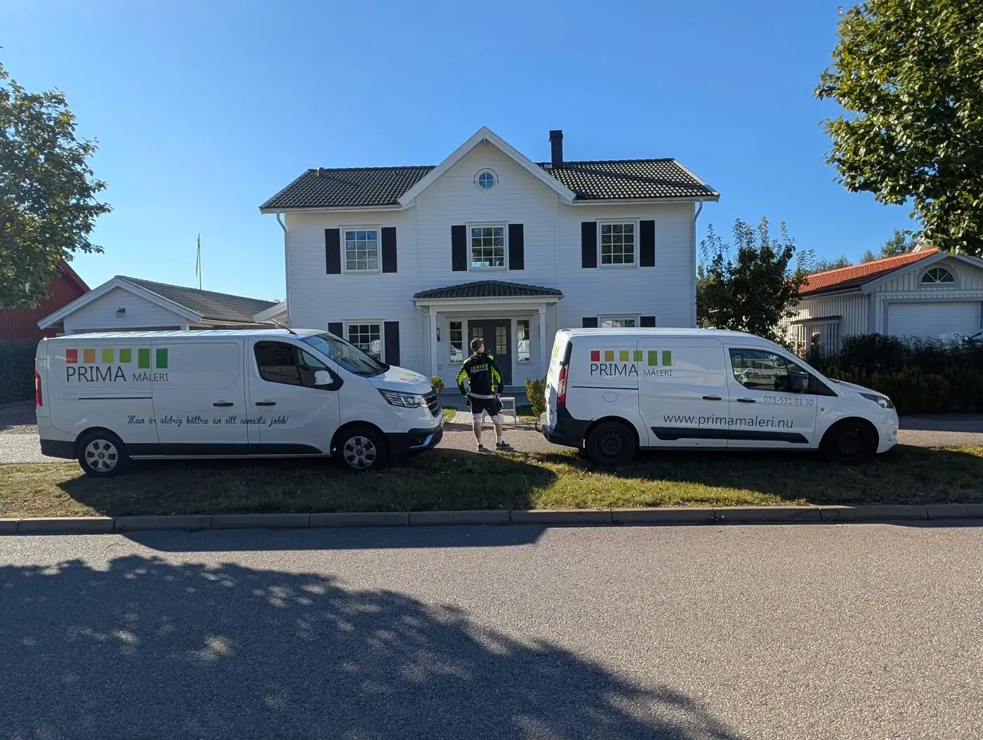 Prima Måleris firmabil med logotyp och slogan — professionell måleriverksamhet i Nyköping