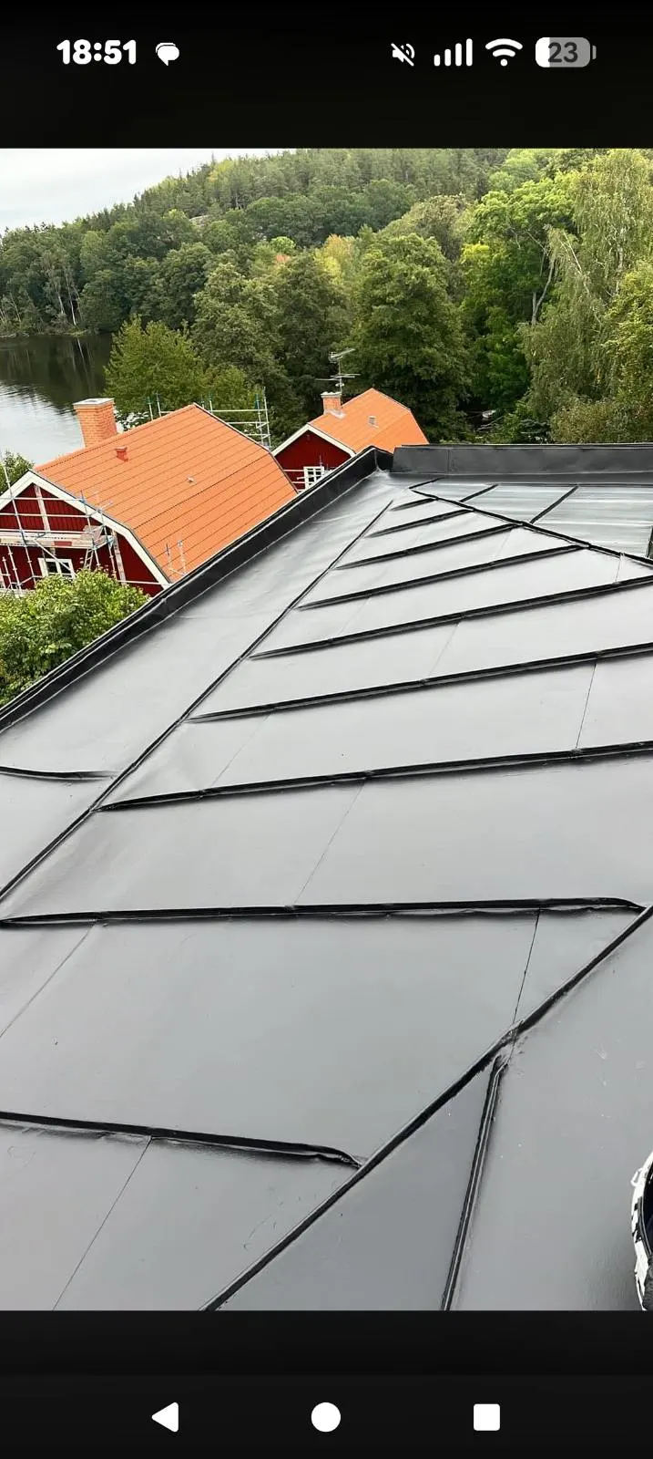 Målat plåttak – detalj från Prima Måleris arbete